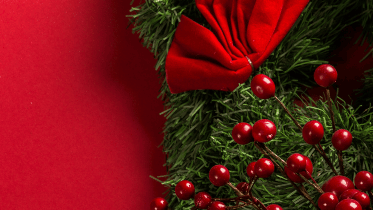 Een feestelijke kerstkrans.